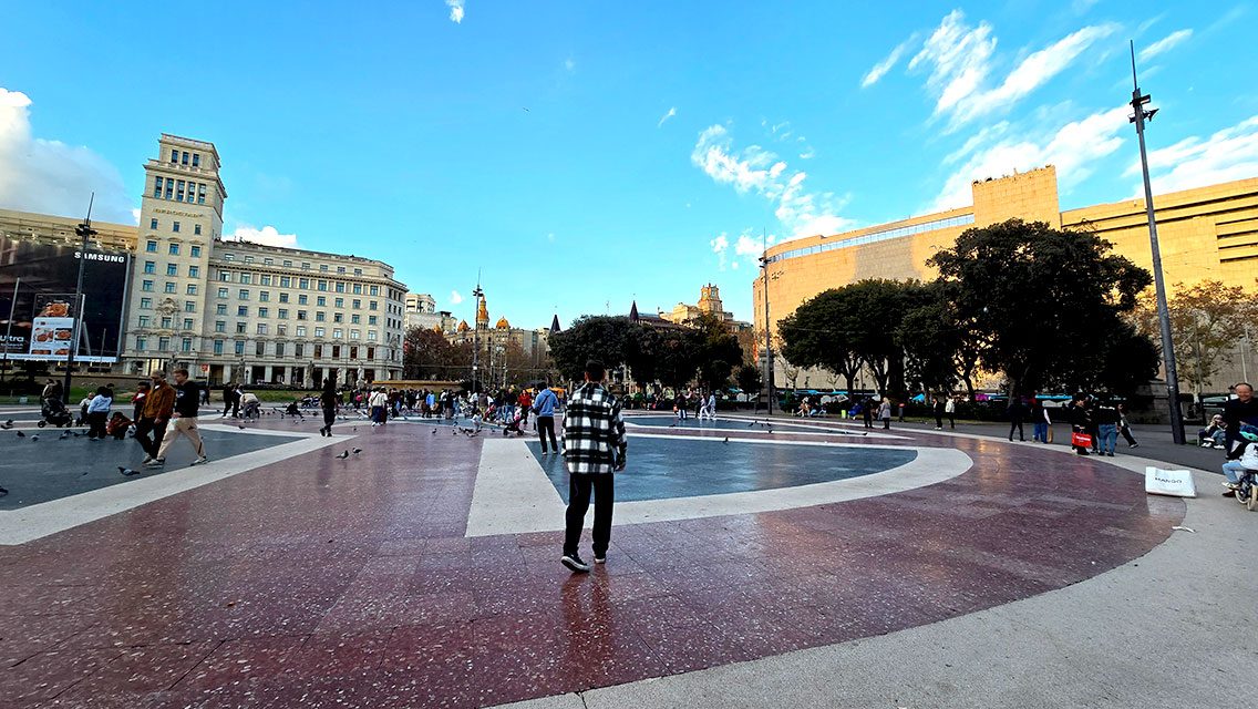 Plaza Catalunya: Un imprescindible turístico en Barcelona