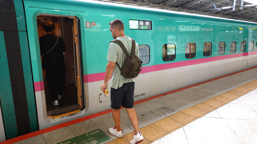 Joan subiendo a un tren Shinkansen hacia la excursión de Nikko.