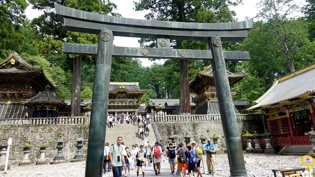 Gran puerta torii de piedra en la entrada del Santuario Toshogu.