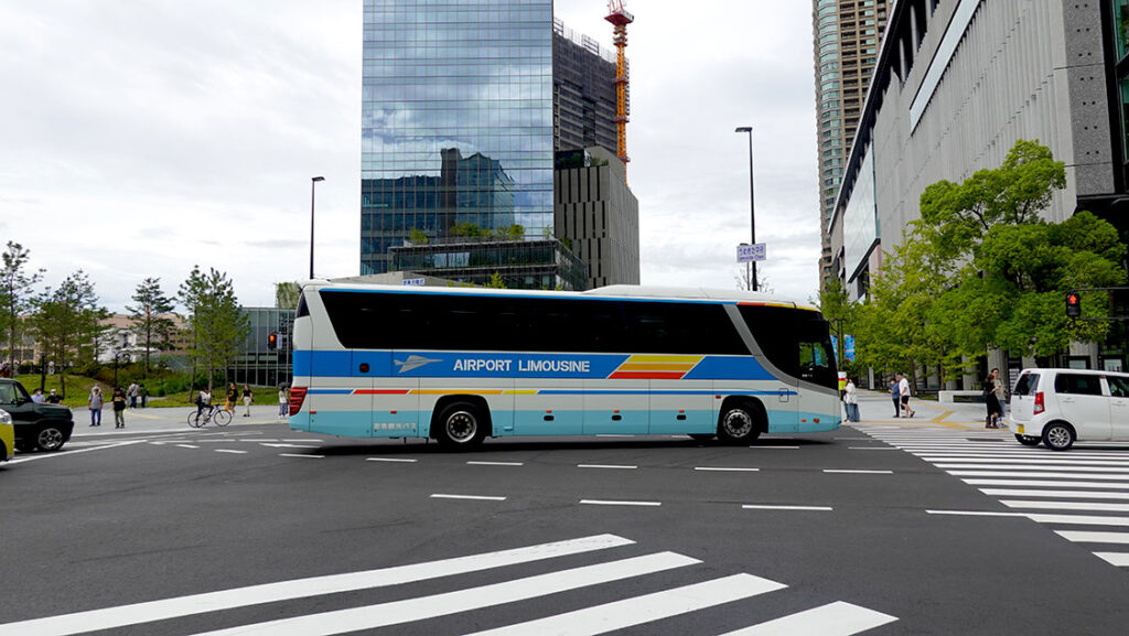 Autobús Limousine de Kansai circulando por la carretera.