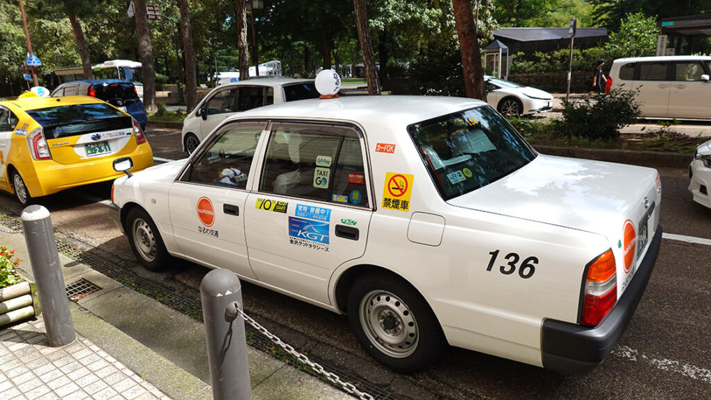 Taxi oficial de color blanco en una calle de Japón.