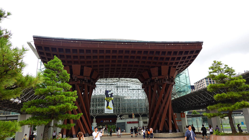 Exterior de la puerta de la estación de Kanazawa