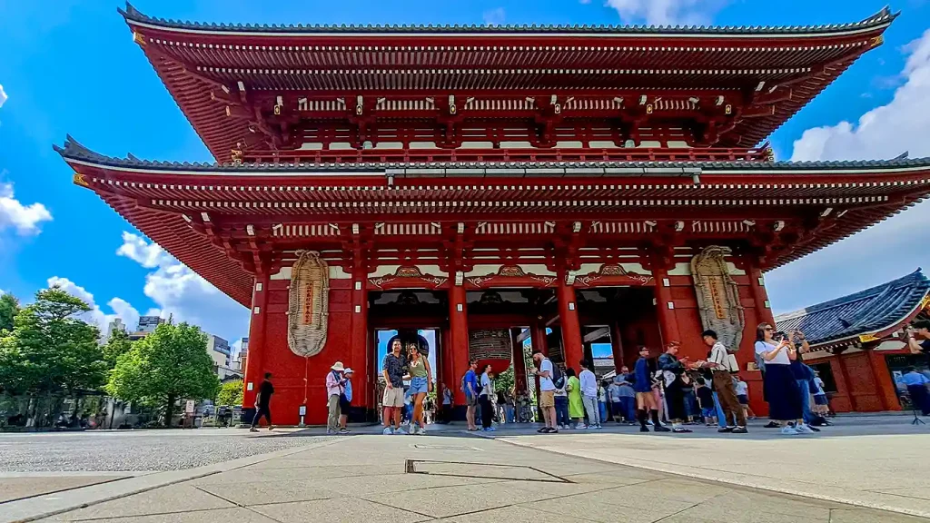 Noelia y Joan posando bajo las sandalias gigantes de paja Waraji en la puerta Hozomon de Asakusa.