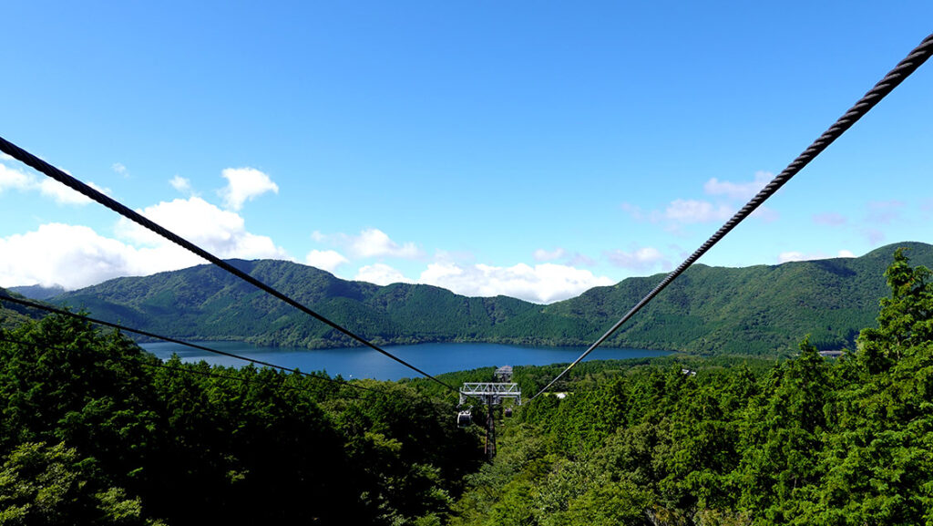 Vistas panorámicas del Lago Ashi desde el teleférico de Hakone.