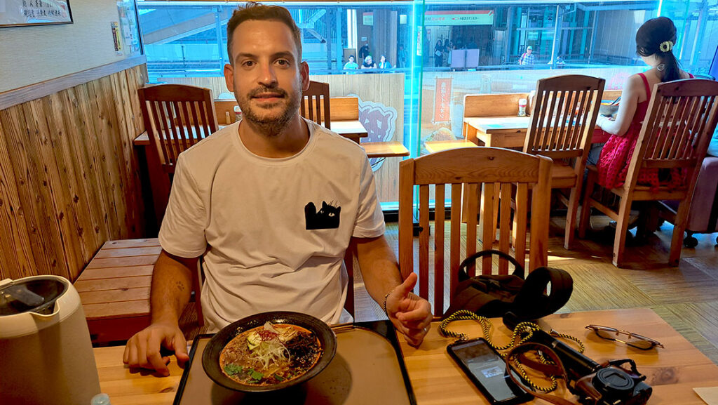 Joan comiendo ramen en el restaurante Mencho Sai.