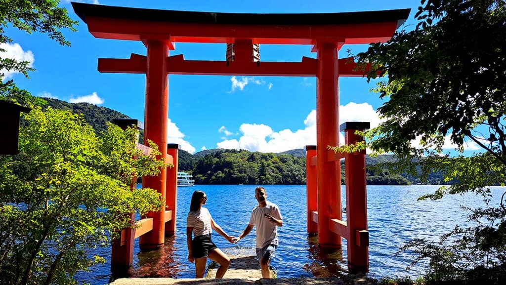 Joan y Noelia junto al Torii flotante de Hakone.