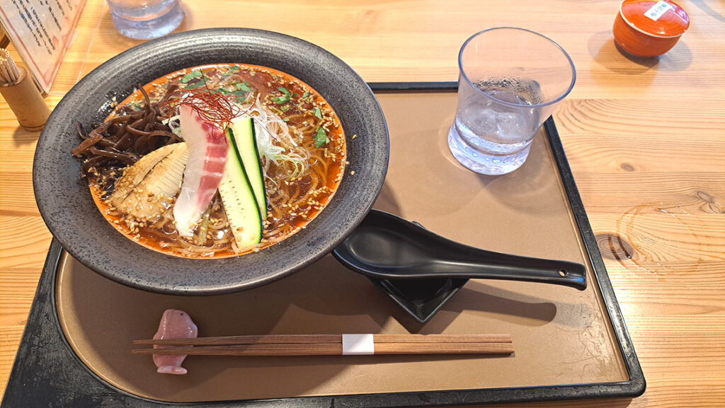 Plato de ramen de dorada del restaurante Mencho Sai.