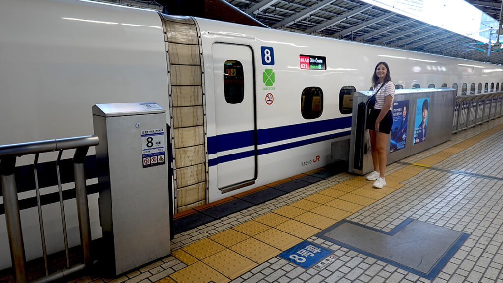 Noelia en el andén esperando el Shinkansen hacia Hakone.