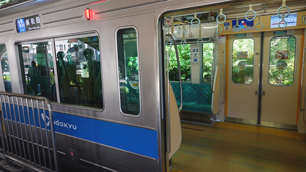 Tren Odakyu llegando a la estación.