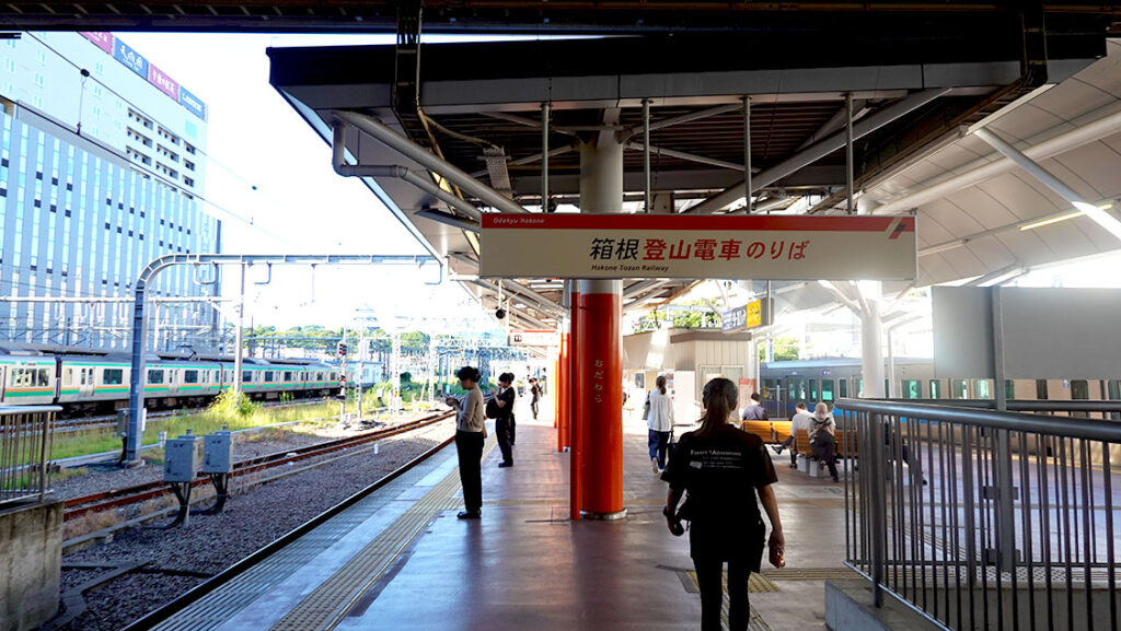 Cartel informativo de la estación de Odawara con horarios y rutas.