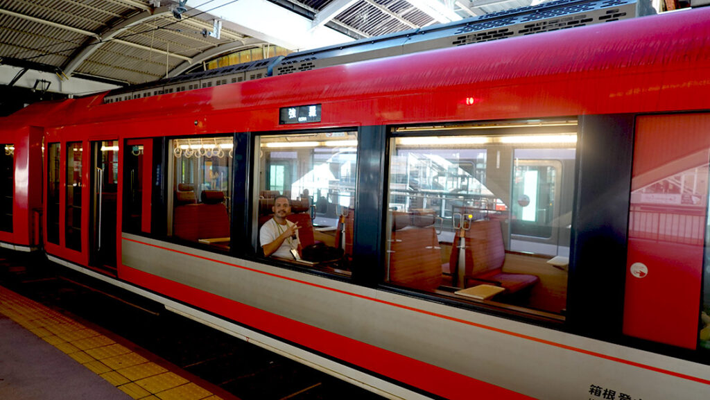 Joan sentado en el tren Hakone Tozan dirección Gora.
