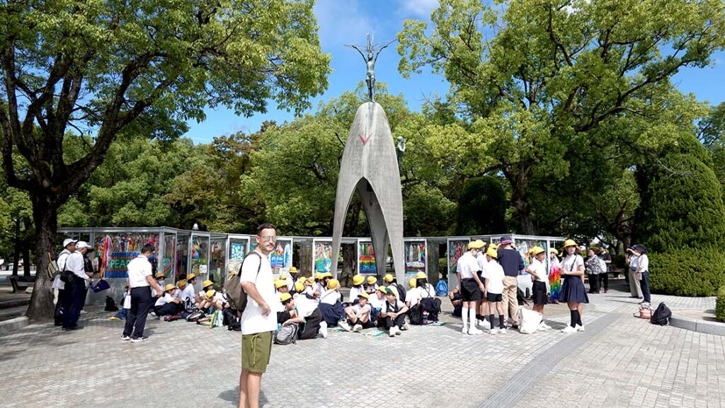 Joan junto al Monumento de la Paz de los Niños en Hiroshima.
