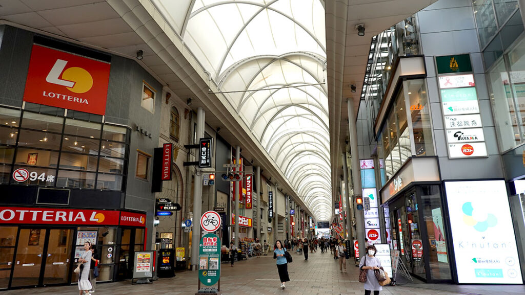 Ambiente comercial de la calle Hondori en Hiroshima.