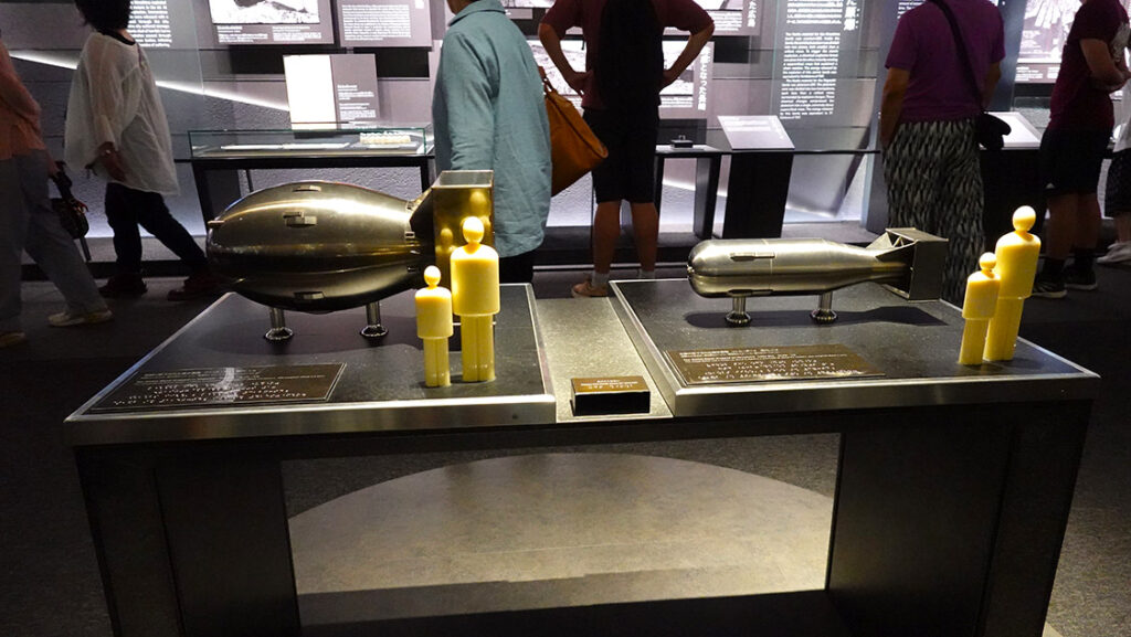 Réplica a escala de la bomba atómica de Hiroshima en el museo.