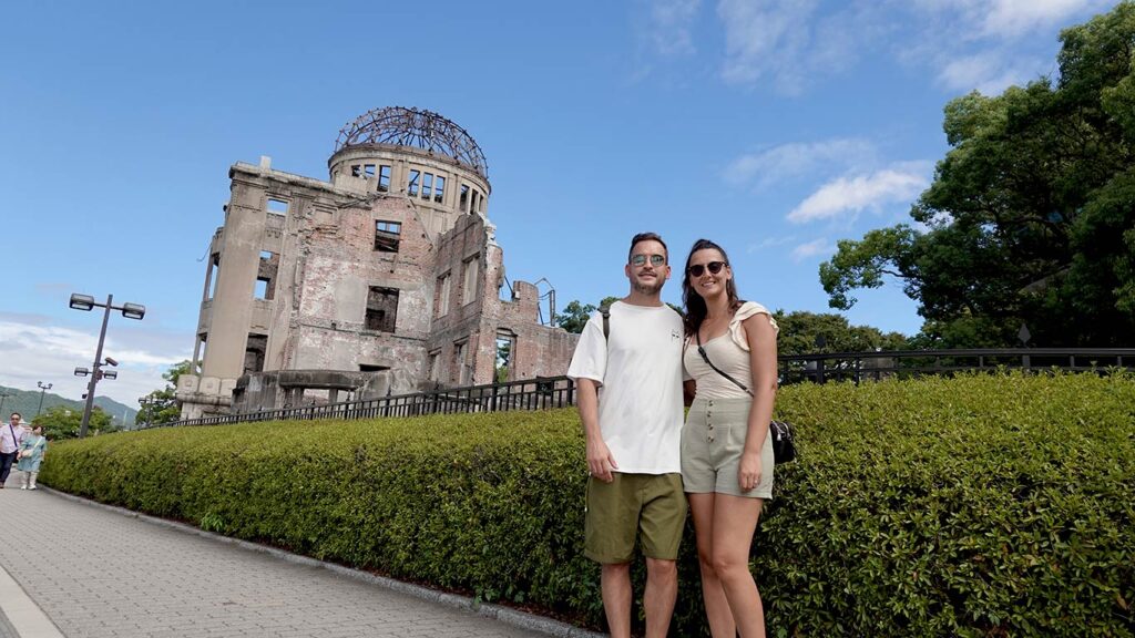 Joan y Noelia frente a la base de la Cúpula Genbaku de Hiroshima.