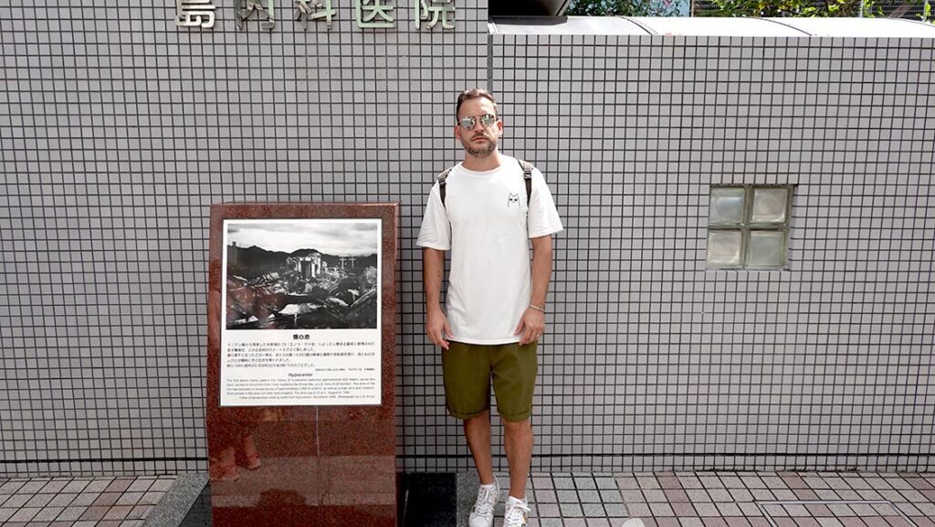Placa conmemorativa que señala el punto del hipocentro de la bomba en Hiroshima.