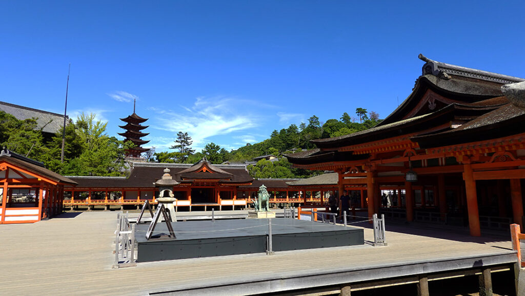 Vistas generales del Santuario de Itsukushima construido sobre el agua.