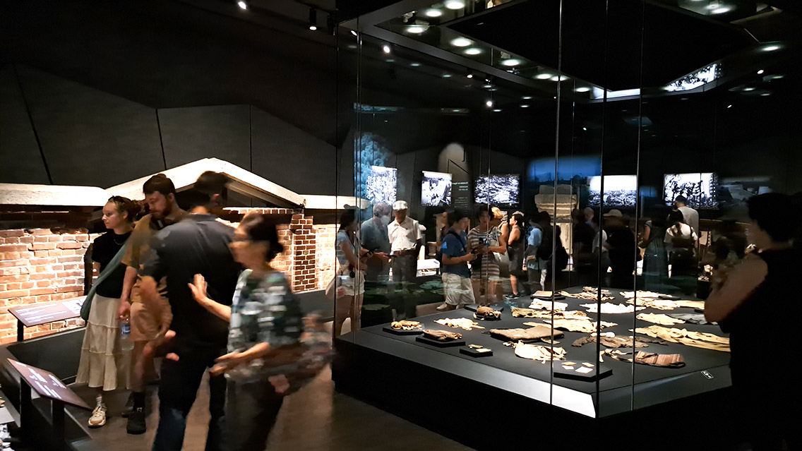 Interior y objetos de personas en Museo Memorial de la Paz