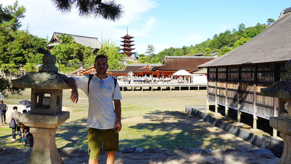 Joan posando frente al Santuario Itsukushima.