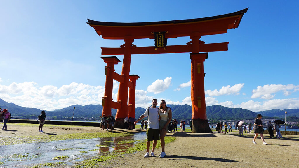 Joan y Noelia bajo el Gran Torii de Miyajima.