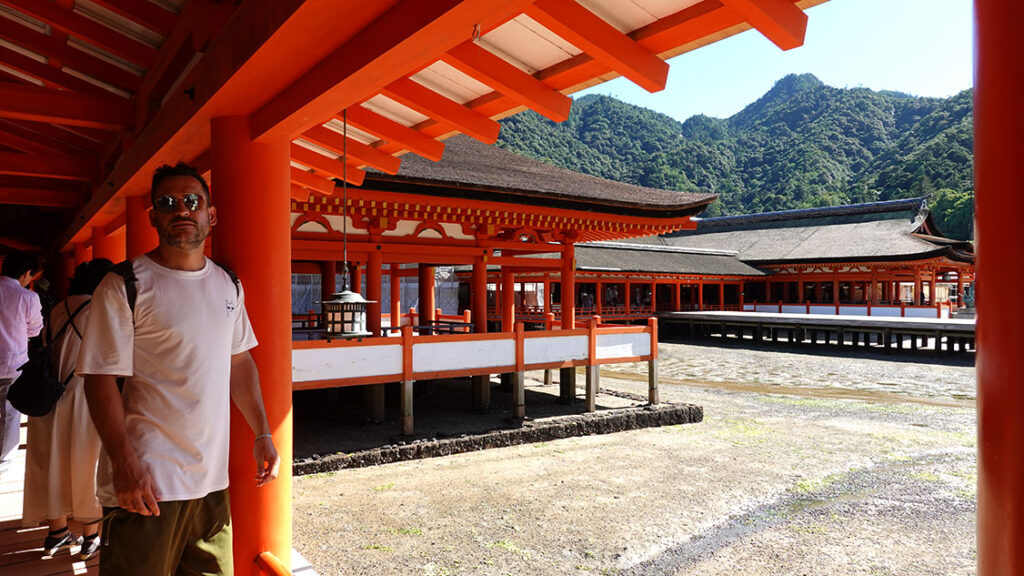 Pasarelas de madera del Santuario Itsukushima.