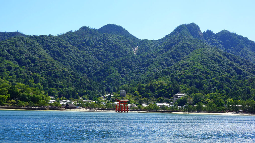 Vistas del Monte Misen con el Torii.