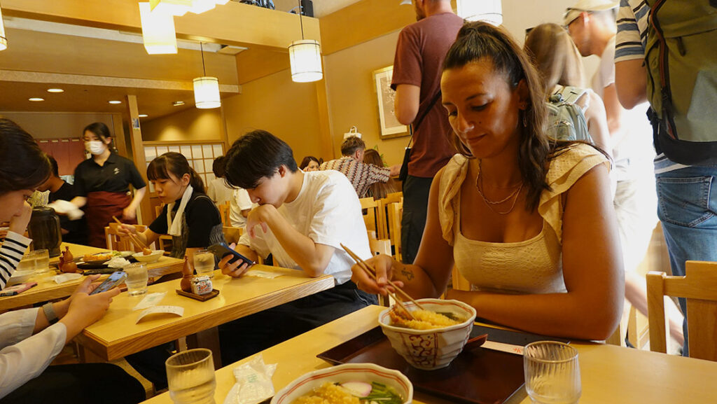 Noelia en el restaurante Iwamura de Miyajima.