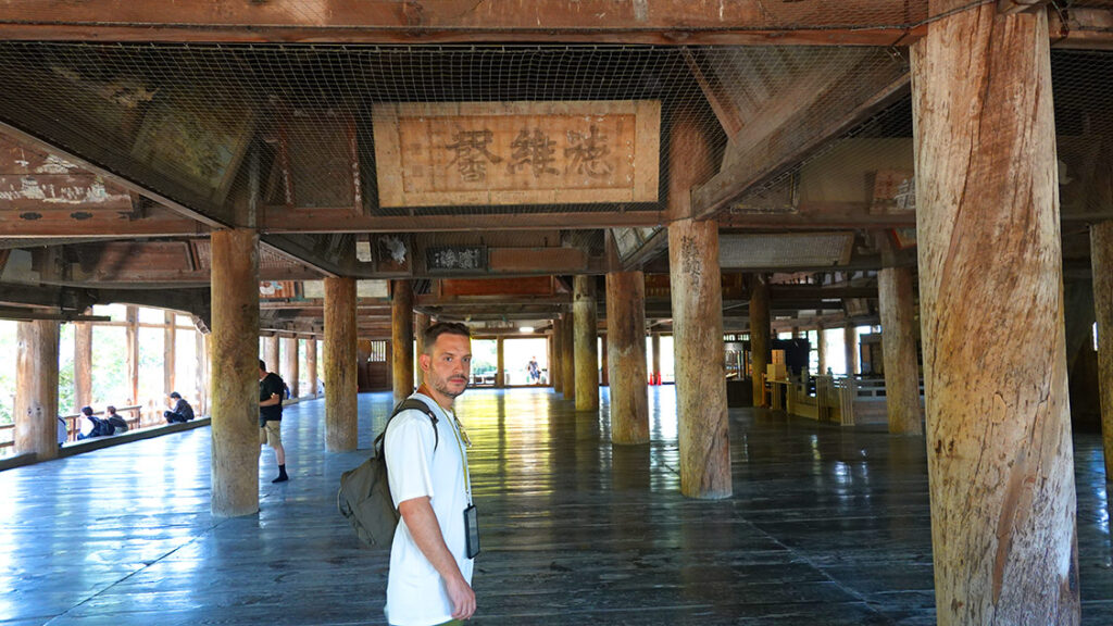 Joan en el tatami del Santuario Senjokaku.