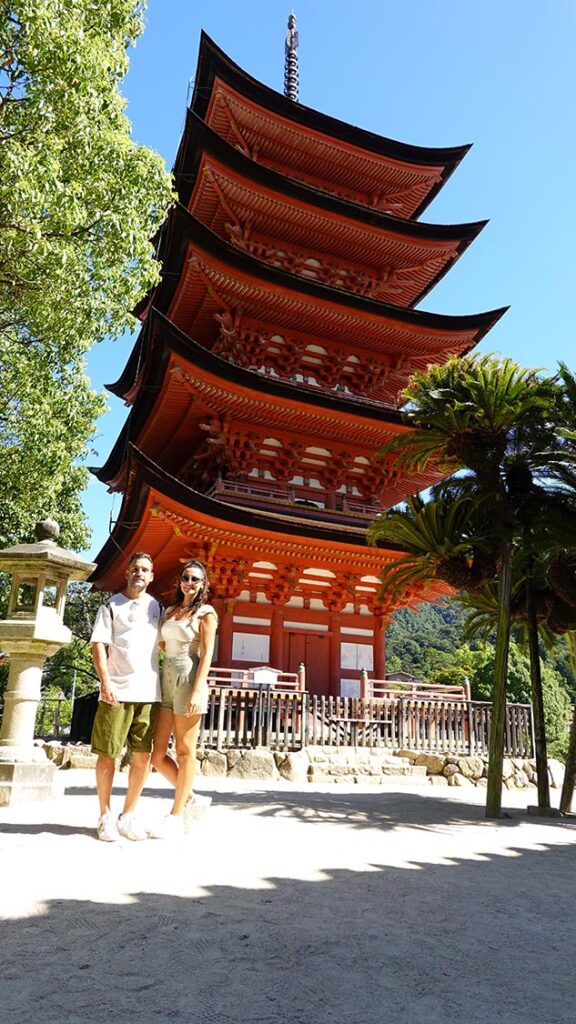 Joan y Noelia ante la Pagoda de 5 pisos de Miyajima.