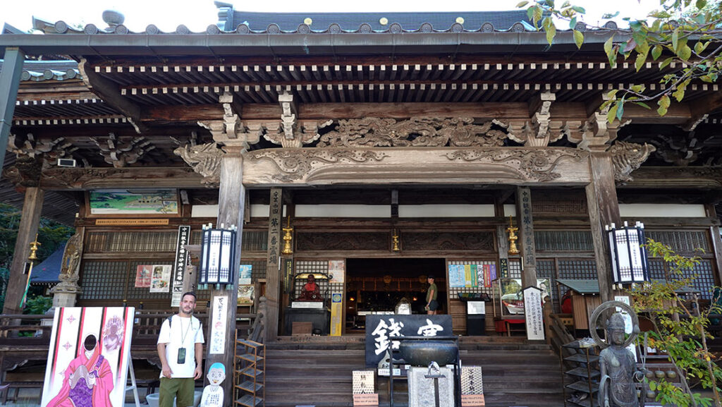 Joan junto a la sala de oración del templo Daisho-in.