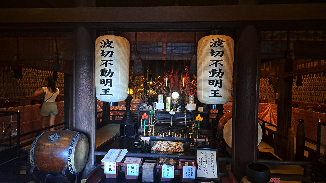 Interior de un templo en Miyajima