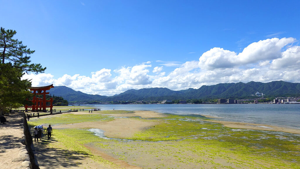 Vistas del mar de Seto desde la orilla de Miyajima.