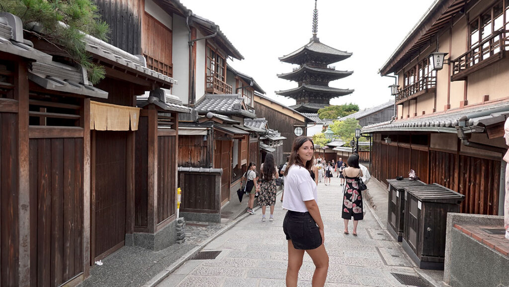 Noelia en calle Sannenzaka con la Pagoda Yasaka al fondo