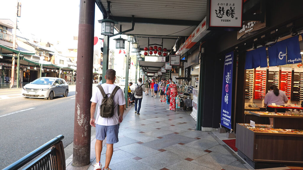 Joan paseando por las galerías Teramachi y Shinkyogoku.
