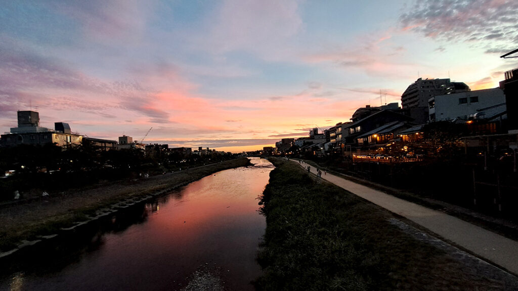 El atardecer en el Río Kamo junto a casas iluminadas en Kioto