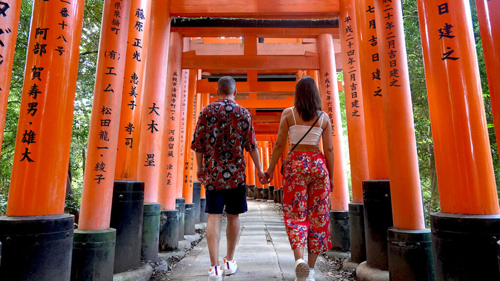 Joan y Noelia solos bajo los torii rojos de Fushimi Inari.
