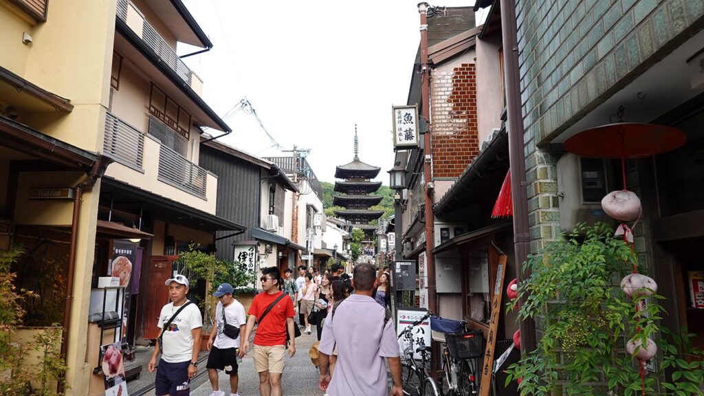 Joan paseando por el barrio histórico de Higashiyama.