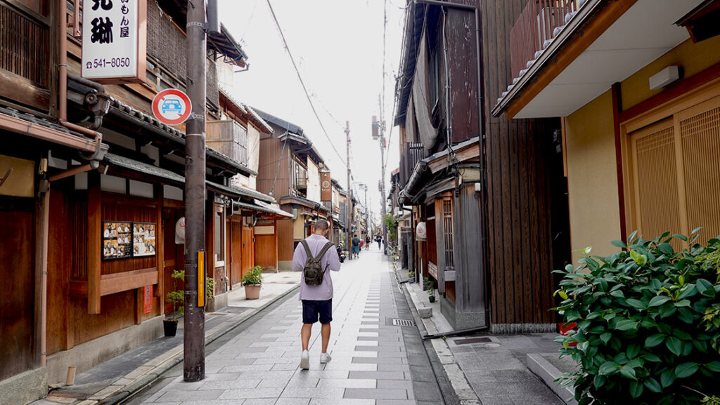Joan paseando por el barrio de Gion entre casas de madera