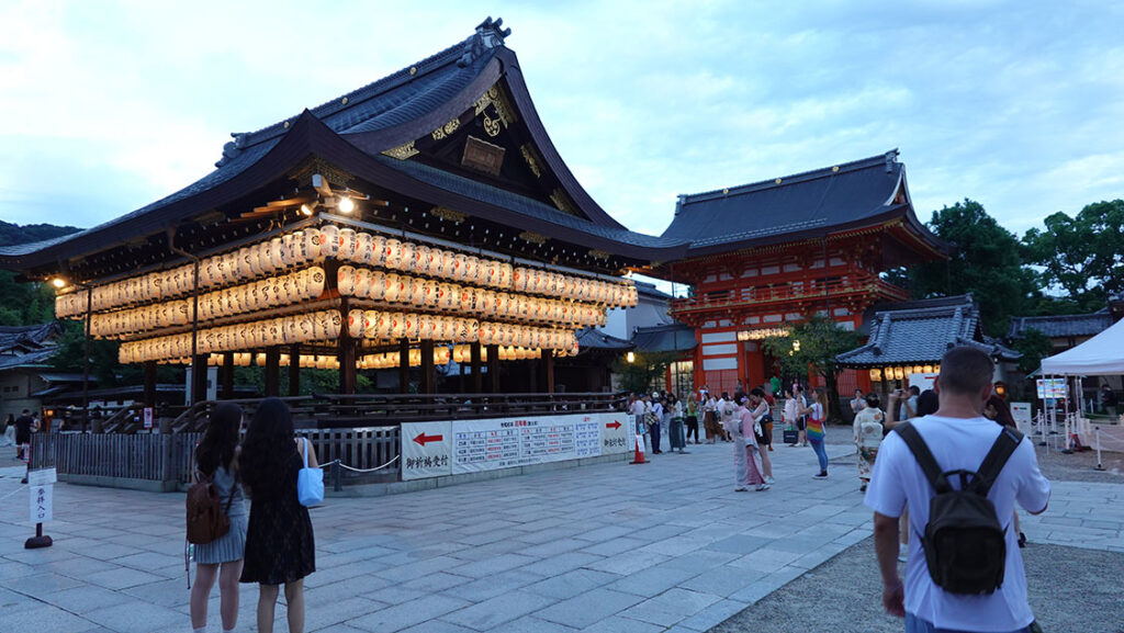 :Joan junto al edificio de los farolillos del Santuario Yasaka