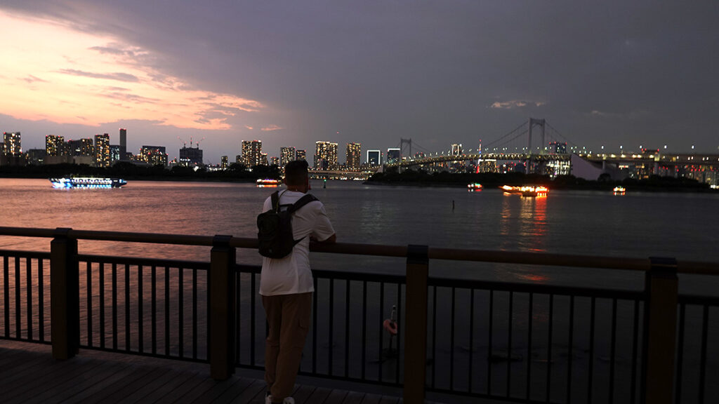 Joan viendo el atardecer en la bahía de Tokio desde el mirador de Odaiba.
