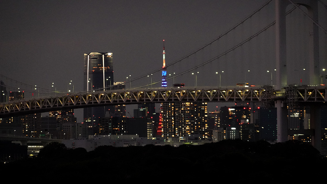 Puente rainbow iluminado de noche