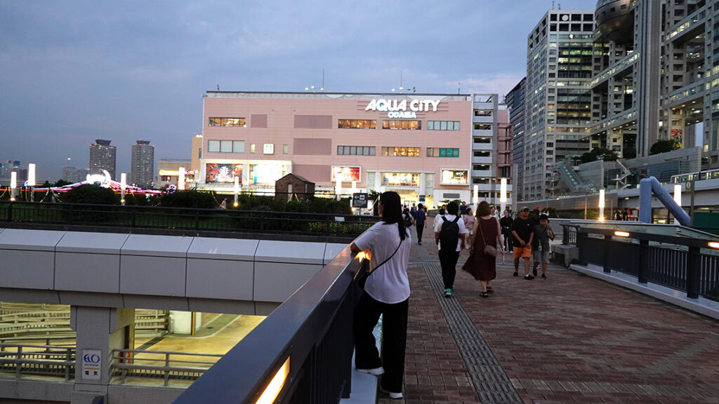 Noelia posando con el centro comercial AQUA CiTY Odaiba de fondo en Tokio.