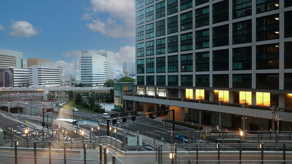 Vistas de los rascacielos de Tokio desde el primer vagón del tren elevado sin conductor Yurikamome.