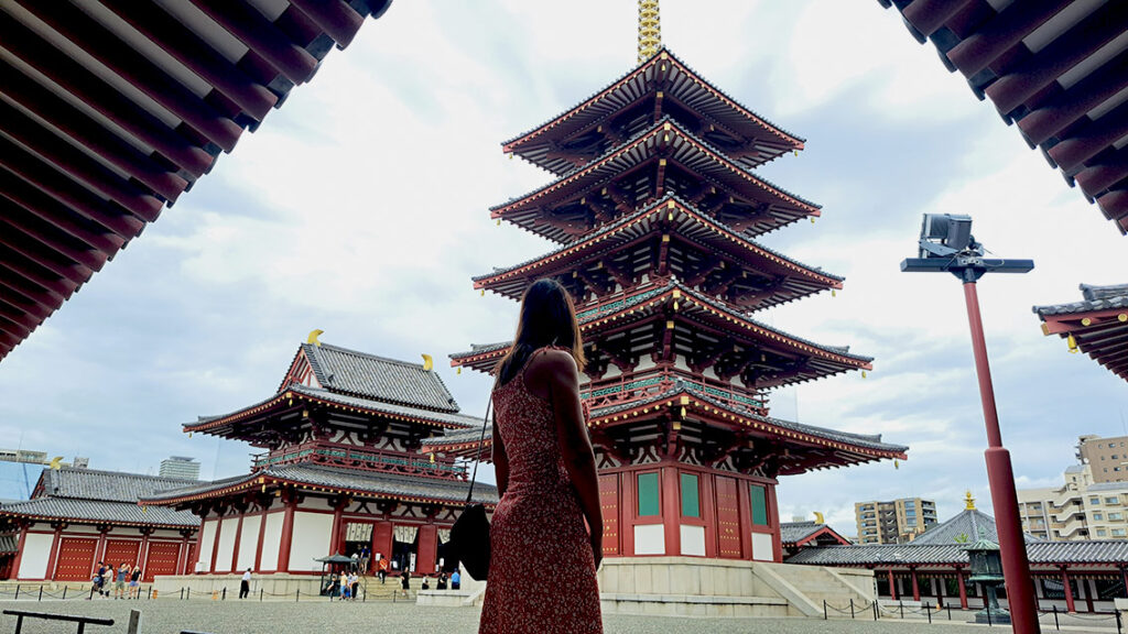 Noelia admirando la pagoda de cinco pisos del Templo Shitennoji.