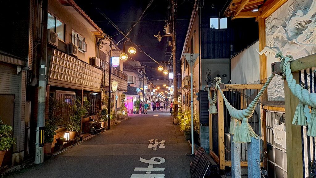 Calle estrecha del distrito de Tobita Shinchi en Osaka.