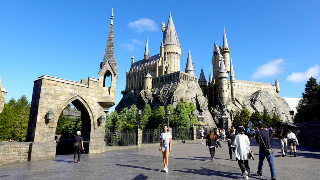 Noelia frente al castillo de Harry Potter en Universal Studios Japan.