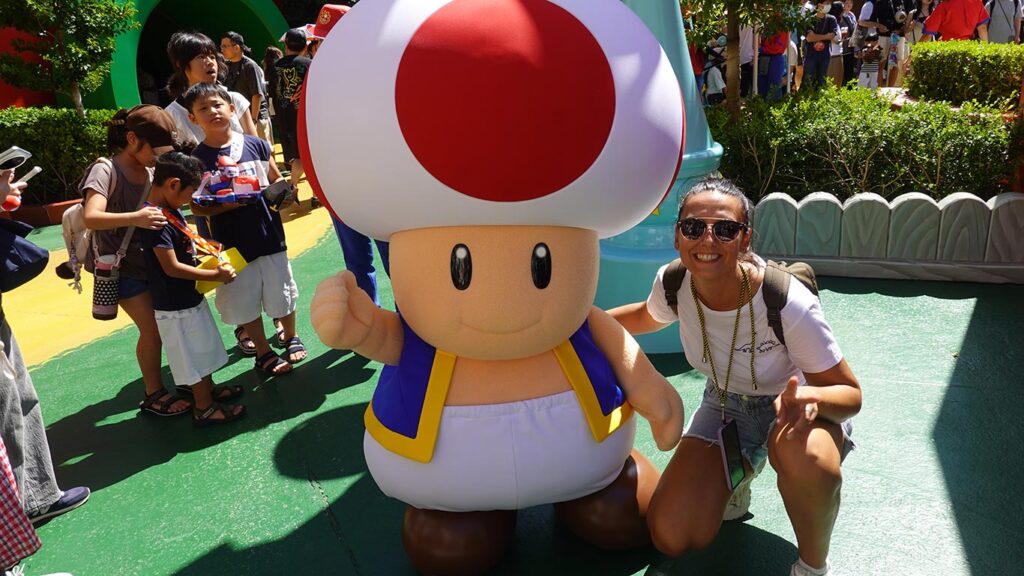 Noelia tocando la seta gigante en el área de Super Nintendo World.