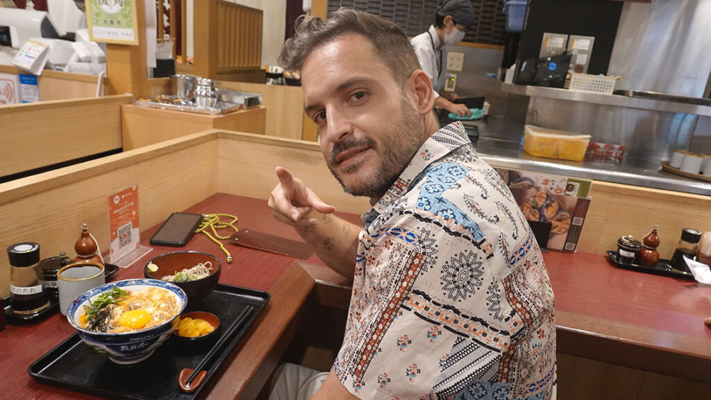 Joan comiendo un plato de ramen caliente en un restaurante.
