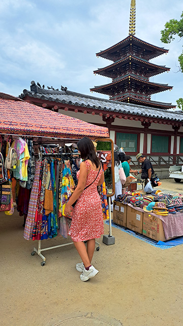 Mercado en el exterior de un templo de Osaka