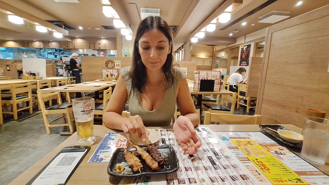 Cenando yakitoris en el centro de Shinjuku